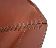 Begagnad fåtölj Stitch Chair från OX Denmarq. Klädd i brun anilinläder med en svart ram. Mått: Höjd 72 cm, Bredd 90 cm, Djup 85 cm, Sitthöjd: 36 cm. 