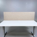 Begagnad ljusbrun bordsskärm från Brizley. Mått: bredd 160 centimeter och höjd 65 centimeter. 
