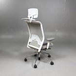 Begagnad kontorsstol ID Mesh från Vitra ljusgrå mesh med grått nackstöd, armstöd, klädhängare och kromat underrede. Mått: Sitthöjd 40–52 cm.