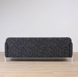 Begagnad 3-sits soffa Mega från Massproductions. Mått: längd 230 cm, höjd 78 cm. Med runda sidopaneler av vitt stål som omger och lyfter de svartmönstrade dynorna. 