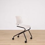 Begagnad stol med hjul Add Move från Lammhults i vitt. Mått: Höjd 80 cm, bredd 48 cm och djup 56 cm. 