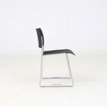 Begagnad konferensstol 40/4 från Howe med formpressad sits och rygg i svart, kromat stålunderrede. Mått: Höjd 75 cm, sitthöjd 44 cm, sittbredd 44 cm. 