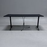 Begagnat konferensbord från Inoff i svart färg. Utrustad med integrerade uttag för el och USB-C. Mått: Bredd: 180 cm, Djup: 80 cm, Höjd: 72 cm.  