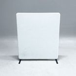 Begagnad golvskärm Softline 30 från Abstracta i ljusbeige tyg. Mått: bredd på 120 cm, djup 3 cm, höjd 136 cm. 