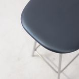 Begagnad barstol Cornflake från Offecct i mörkblått. Mått: Bredd 43 cm, djup 33 cm, höjd 68 cm. 