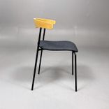 Begagnad konferensstol Hug från Edsbyn med rygg i askträ, klädd sits i grått samt svart stativ. Mått: Bredd 54.5 cm, Djup 48.5 cm, Höjd 74 cm, Sitthöjd 44 cm. 