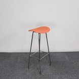 Begagnad barstol Cornflake från Offecct i Orange, kromade ben och fotstöd. Mått: Höjd 79 cm, Bredd: 42 cm, Sitthöjd: 79 cm, Djup: 32 cm 