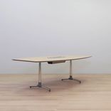 Begagnat konferensbord med kabellucka Next från Fora Form. Laminatträskiva med grå plastkantlist och stålunderrede. Bredd: 120 cm, Längd: 240 cm, Höjd: 72 cm. 