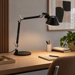 Begagnad skrivbordslampa Tolomeo Micro från Artemide i svart. Mått: Bredd 45–69 cm, höjd 37–73 cm. 