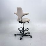 Begagnad kontorsstol Capisco 8106 med sadelsits från HÅG i beige tyg. Mått: Sitthöjd justerbar från 60 till 85 cm. 
