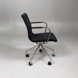 Begagnad stol med hjul Flex F-228 från Skandiform i mörkgrå klädsel, kromat underrede och armstöd. Mått: Bredd 62 cm, djup 60 cm, höjd 88 cm och sitthöjd 46 cm 