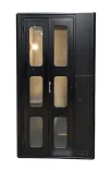 Begagnat telefonbås i svart/grå/trä. Med skjutdörrar i frostat glas, integrerad sittplats/bord, dubbla USB/eluttag. Mått: Höjd 215 cm x Bredd 115 cm x Djup 115 cm. 