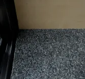 Begagnat telefonbås i svart/grå/trä. Med skjutdörrar i frostat glas, integrerad sittplats/bord, dubbla USB/eluttag. Mått: Höjd 215 cm x Bredd 115 cm x Djup 115 cm. 