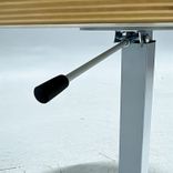 Begagnat höj och sänkbart cafébord från Swedstyle. Med vit rund skiva, stativ i silver. Diameter 70 cm, justerbar höjd mellan 62.5 cm till 107.5 cm. 
