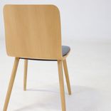 Begagnad konferensstol Sola från Martela trä med i melerad sits. Mått: Sitthöjd 46 cm, höjd 79 cm, djup 45 cm och bredd 55 cm. 