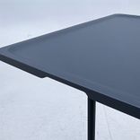 Begagnat laptopbord Nes från Vitra i svart. Mått: Bredd 50 cm, Djup 35 cm, Höjd justerbar från 57 till 77 cm.  