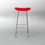 Begagnad barpall från Offecct, modell Cornflake. Röd sits och underredet i kromfinish, med fotstöd. Mått: bredd 43 cm, djup 33 cm och höjd 80 cm.  