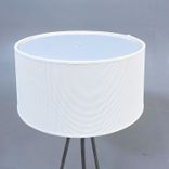 Begagnad vit bordslampa från Örsjö modell Aria. Mått: diameter 29 cm och höjd 55 cm. 