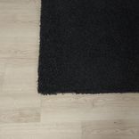 Begagnad Svart matta. Mått: längd 272 centimeter och bredd på 255 centimeter. 