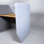 Begagnat arbetsbås i grått från BuzziSpace med stoppade väggar och ett integrerat bord i ek. Mått: bredd 130 cm, djup 110 cm och höjd 120 cm. 