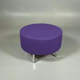 Begagnad rund sittpuff från Johanson Design, modell U-sit-O-70 i lila färg. Mått: Diameter på 70 cm och höjd på 42 cm. Klädselns färg är lila med ben i krom.