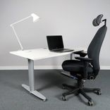 Begagnat höj- och sänkbart skrivbord Serie T från Kinnarps. Med vit laminatskiva samt silverfärgat stativ. Mått bredd 140 cm, djup 80 cm, höjd 62 - 128 cm. 