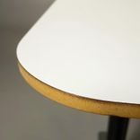 Begagnat cafébord från Swedese, modell Shift. Bordet har en vit rektangulär bordsskiva, med ben i svart/grå färg. Mått bredd 140 cm, djup 70 cm, höjd 73 cm. 