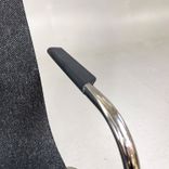 Begagnad stol med hjul Flex F-228 från Skandiform i mörkgrå klädsel, kromat underrede och armstöd. Mått: Bredd 62 cm, djup 60 cm, höjd 88 cm och sitthöjd 46 cm 