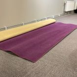 Begagnad lila matta med mått: bredd: 300 cm, djup: 250 cm. Perfekt för vardagsrum eller kontor där den ger en elegant touch samtidigt som den skapar en bekväm atmosfär.