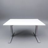 Begagnat höj/sänkbart skrivbord med bordsskiva i vit laminat och silverfärgat stativ. Mått: bredd: 120 cm, djup: 80 cm, justerbar höjd 70 cm - 120 cm.  
