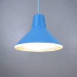Begagnad taklampa från Luceplan, modell Archetype. Blålackerad yta, matt insida. Mått: diameter 31 cm, höjd 23 cm. 