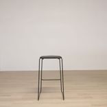 Begagnad barstol Montoya från Mitab i svart. Mått: Bredd 38 cm, djup 37 cm och höjd 75 cm.