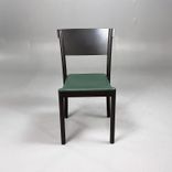 Begagnad matstol Light & Easy från Gärsnäs. I mörkgrått med sits i grönt skinn. Mått: Bredd 47 cm, Djup 40 cm, Höjd 82 cm, Sitthöjd 44 cm. 