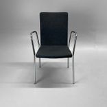 Begagnad konferensstol från Skandiform, modell Max. Den har en stilren mörkgrå klädsel och kromdetaljer samt armstöd. Bredd 61 cm, Djup 55 cm, Höjd 88 cm, Sitthöjd 45 cm. 