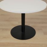 Begagnat Soffbord från EKV, modell Ceasar. Med vit rund bordsskiva grå pelarfot. Mått: Höjd 52,5 cm, Diameter 90 cm. 