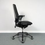 Begagnad kontorsstol Logic 400 från RH i svart tyg. Mått: sitthöjd 41–53 cm. 