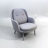 Begagnad fåtölj Fri JH5 från Fritz Hansen klädd i ljusgrå färg med grålackerade ben. Mått: bredd 80 cm, djup 88 cm, Höjd 90.5 cm, Sitthöjd 43 cm. 