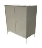 Begagnat skåp med slagdörr från Montana i grått. Mått: höjd 82 cm, bredd 70 cm och djup 38 cm. 