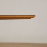 Begagnat konferensbord Disc från Skandiform med vit båtformad laminatskiva, kromunderrede. Mått: Höjd 72 cm, längd 210 cm, bredd 81–120 cm. 
