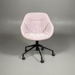 Begagnad stol med hjul från HAY, modell AAC153 soft i ljuslilafärgad klädsel och svart underrede. Mått: bredd 62 cm, djup 63 cm, justerbar sitthöjd mellan 42 till 56 cm. 