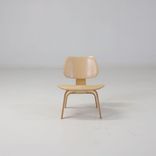 Begagnad fåtölj Plywood Group LCW från Vitra i formpressad plywood. Mått: Höjd 66 cm, sitthöjd 38 cm, bredd 60 cm och djup 60 cm. 
