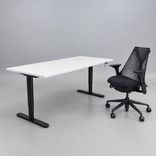 Begagnad kontorsgrupp med höj- och sänkbart skrivbord från Ikea samt kontorsstol Sayl från Herman i svart och vitt. Mått: Bredd 160 cm, Djup 80 cm, höjd 70–120 cm. 