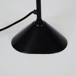 Begagnad bordslampa modell N205 Lampe Gras från DCW éditions. Tillverkad av robust stål i mässing och svart bas, Höjd 65 cm, lampskärmen 14 cm i diameter och basen mäter cirka 17 cm. 