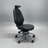 Begagnad kontorsstol Extend från RH i mörkbrunt läder med hög rygg, nackstöd. Utan armstöd. Mått: Sitthöjd 42–53 cm. 