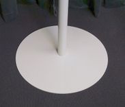 Begagnad klädhängare Hanger från Materia i vitt. Mått: höjd 184,5 cm, bredd 85 cm. 