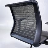 Begagnad konferensstol Think från Steelcase med mörkgrå klädsel, svart meshrygg, och stativ. Mått: Bredd 70 cm, djup 70 cm, höjd 80 cm och sitthöjd 46 cm. 