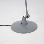 Begagnad golvlampa Loft D9406 från Jieldé i grått. Mått: höjd 240 cm, fotdiameter 35 cm och lampdiameter 16 cm. 