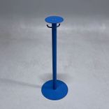 Begagnat blått pelarstativ med krokar. Mått: höjd 109 cm. 