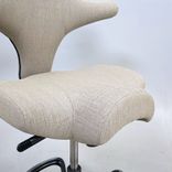 Begagnad kontorsstol Capisco 8106 med sadelsits från HÅG i beige tyg. Mått: Sitthöjd justerbar från 60 till 85 cm. 