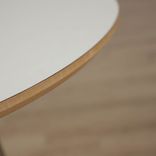 Begagnat cafébord från Mitab, modell Unit. Med rund vit bordsskiva, fasad kant. Krom/vit stativ.   Mått: Höjd: 73 cm, Diameter: 60 cm. Passar perfekt som fikabord eller för snabbare möten. 